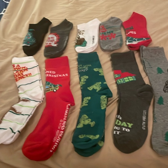 10 pairs of Christmas socks.  Box had 12 but 2 were used 
5 crew 5 no show - Picture 1 of 2